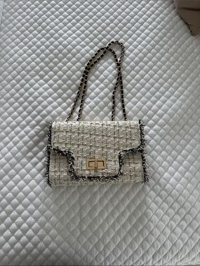 Cristina Sabatini Cream Tweed Shoulder Bag with Gold Turn-Lock and Chain Strap.